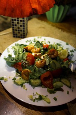 Baltık devletleri Letonya rahat bir restoranda Karides salatası