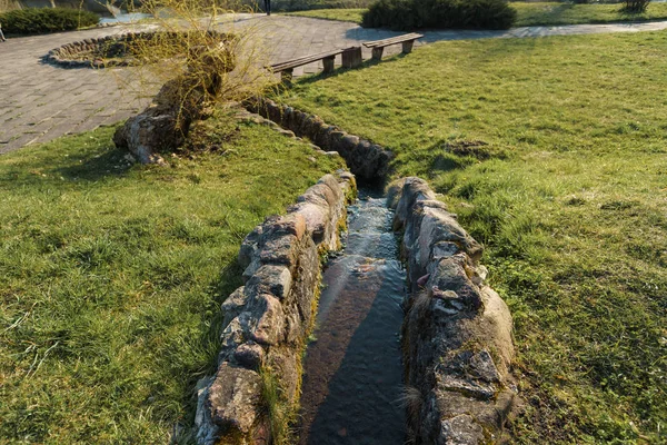 Canal con agua de manantial en la ciudad Sabile en Letonia — Foto de Stock