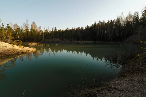 Vacker turkos sjö i Lettland-Meditirenian stil färger i Baltikum-Lackroga ezers — Stockfoto