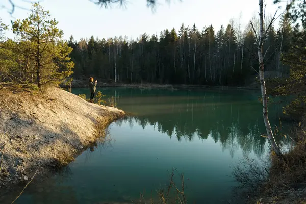 Mladá žena dělá cestovní fotografie -Krásné tyrkysové jezero v Lotyšsku - Meditirenian styl barvy v pobaltských státech - Lackroga ezers — Stock fotografie