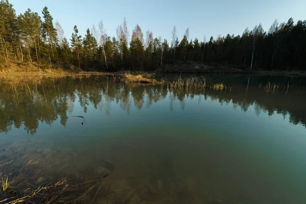 Nádherné tyrkysové jezero v Lotyšsku-Medirenském stylu v pobaltských státech-Lackroga — Stock fotografie