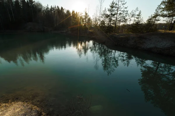 Nádherné tyrkysové jezero v Lotyšsku-Medirenském stylu v pobaltských státech-Lackroga — Stock fotografie