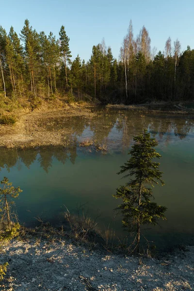 Nádherné tyrkysové jezero v Lotyšsku-Medirenském stylu v pobaltských státech-Lackroga — Stock fotografie