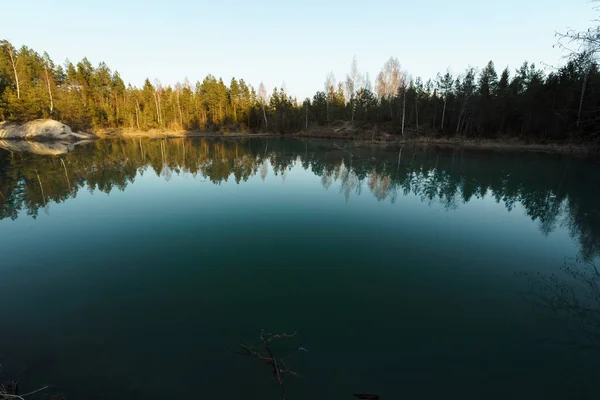 Nádherné tyrkysové jezero v Lotyšsku-Medirenském stylu v pobaltských státech-Lackroga — Stock fotografie