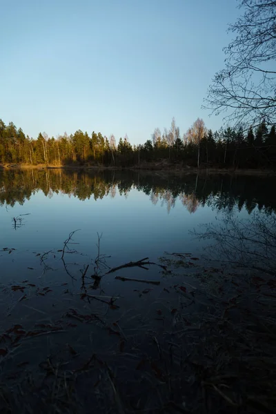 Vacker turkos sjö i Lettland-Meditirenian stil färger i Baltikum-Lackroga ezers — Stockfoto