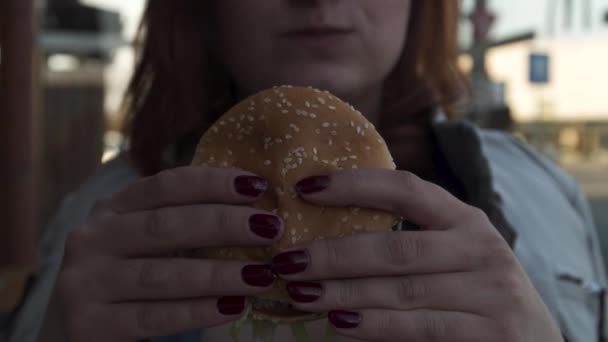 RIGA, Letonia - 22 de abril de 2019: Hamburguesa de cerca - Mujer joven comiendo en el restaurante de comida rápida Mcdonalds - Big Mac, papas fritas medianas y Coca-Cola — Vídeos de Stock