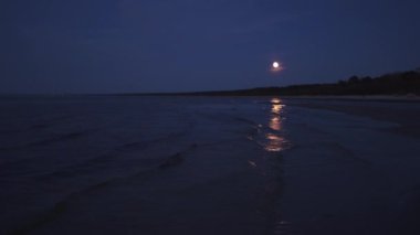 Büyük büyük Ay bir ay ışık izi ile deniz aydınlatır - 4k profesyonel görüntü manzara - Doğu Avrupa
