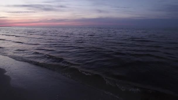 Dunkelviolette leuchtende Farben während eines kalten Sonnenuntergangs an der Ostsee in Lettland — Stockvideo