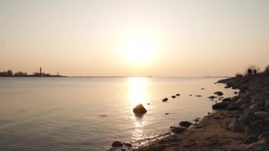Açık gökyüzü ve güzel canlı sıcak renkler ile Boulder plaj gün batımı