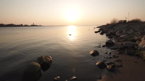 Skalní plážový západ se zřetelnou oblohou a krásnými živými barvami — Stock video