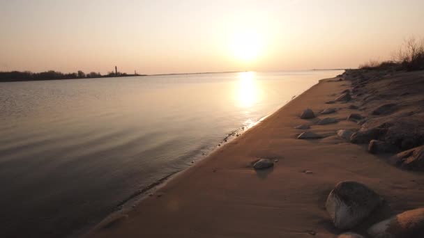 博尔德海滩日落与晴朗的天空和美丽生动的温暖色彩 — 图库视频影像