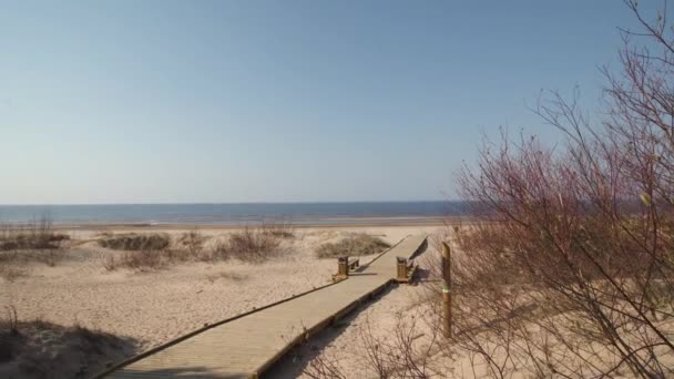 Nouvelle route en bois menant de la forêt de dunes de plage avec pins et blanc envoyé au golfe de la mer Baltique - Vecaki, Lettonie 