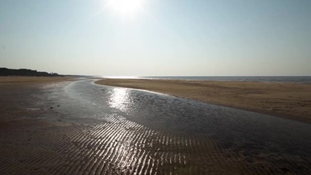 Žebložní písek-pláž Baltského moře s bílým pískem ve videu Sunset-4k s pomalým pohybem kamery a vnitřním stabilizací handheldu — Stock video