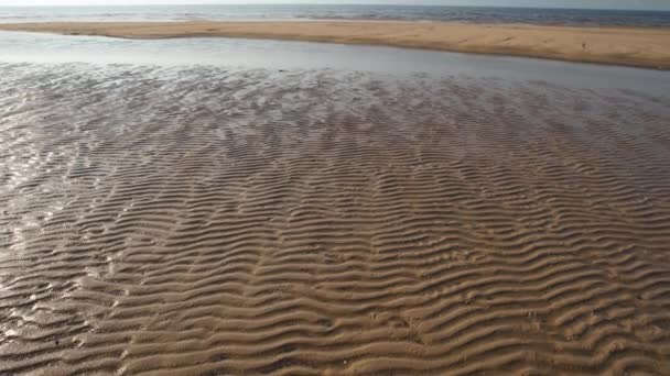 Παραλία με ραβδώσεις και άμμο-ακτή του κόλπου της Βαλτικής με λευκή άμμο στο Sunset-4K βίντεο με αργή κίνηση της κάμερας και εσωτερικής σταθεροποίησης χειρός — Αρχείο Βίντεο