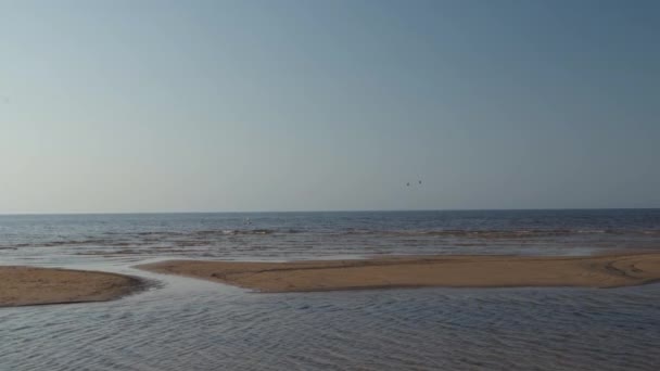 Baltische zee Golf strand met wit zand in de zonsondergang-4k video met langzame camerabeweging en innerlijke stabilisatie handheld — Stockvideo