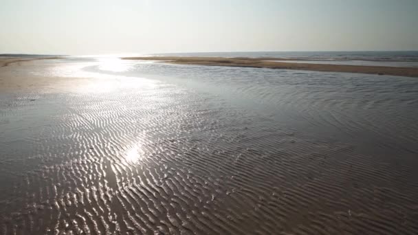 Žebložní písek-pláž Baltského moře s bílým pískem ve videu Sunset-4k s pomalým pohybem kamery a vnitřním stabilizací handheldu — Stock video