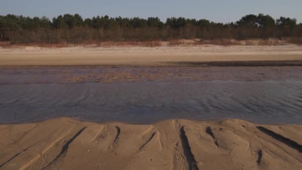 Postre como arena texturizada - Playa del golfo del mar Báltico con arena blanca en la puesta del sol - Vídeo 4K con movimiento lento de la cámara y estabilización interna de mano — Vídeo de stock