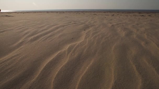 Dessert comme du sable texturé - Baltique plage du golfe avec du sable blanc au coucher du soleil - Vidéo 4K avec mouvement lent de la caméra et stabilisation intérieure portable 