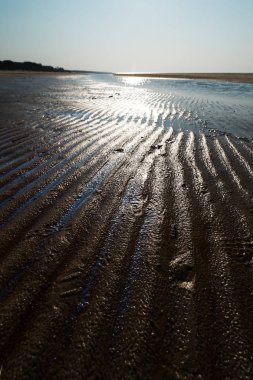 Dokulu kum gibi tatlı - gün batımında beyaz kum ile Baltık denizi körfez plaj