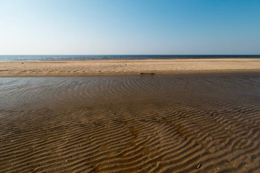 Dokulu kum gibi tatlı - gün batımında beyaz kum ile Baltık denizi körfez plaj