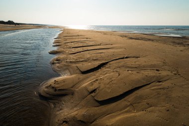 Dokulu kum gibi tatlı - gün batımında beyaz kum ile Baltık denizi körfez plaj