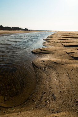 Dokulu kum gibi tatlı - gün batımında beyaz kum ile Baltık denizi körfez plaj