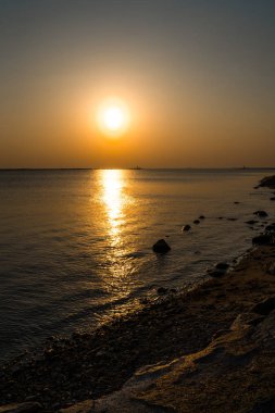 Açık gökyüzü ve güzel canlı sıcak renkler ile Boulder plaj gün batımı