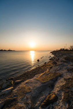 Açık gökyüzü ve güzel canlı sıcak renkler ile Boulder plaj gün batımı