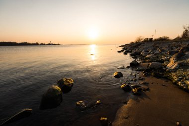 Açık gökyüzü ve güzel canlı sıcak renkler ile Boulder plaj gün batımı