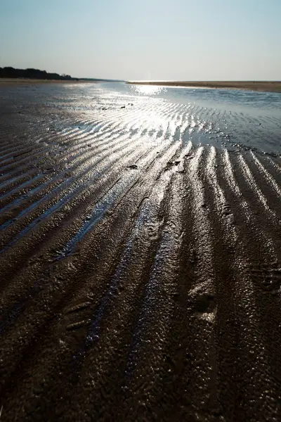 Dessert zoals getextureerde zand-Baltische zee Golf strand met wit zand in de zonsondergang — Stockfoto