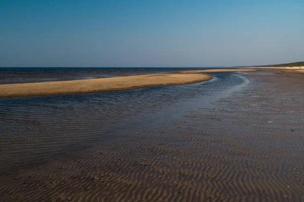 Dessert like textured sand - Baltic sea gulf beach with white sand in the sunset — Stock Photo, Image