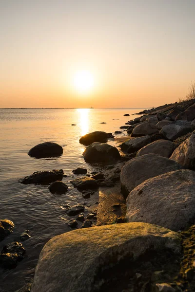 Skalní plážový západ se zřetelnou oblohou a krásnými živými barvami — Stock fotografie