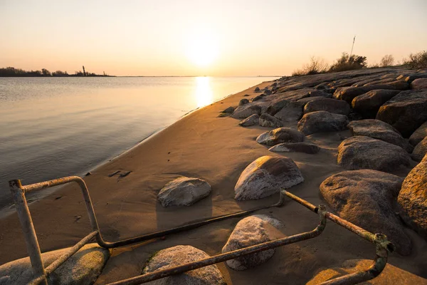 Boulder tramonto spiaggia con cielo limpido e bei colori caldi vividi — Foto Stock