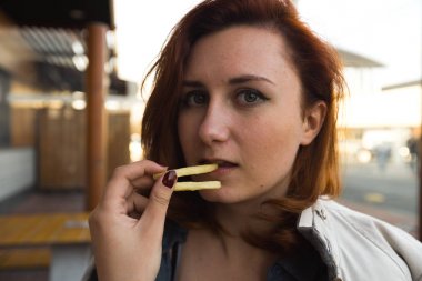 patates yakın yüz - Yeme ve zevk - Genç Kadın Fast Food Restaurant yemek - Cheeseburger, orta patates ve soda