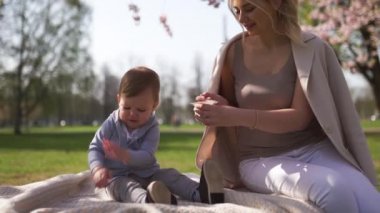 Sakura Cherry Blossom - Genç anne riga, Letonya Avrupa'da bir parkta onun küçük oğlu oğlu ile oturan