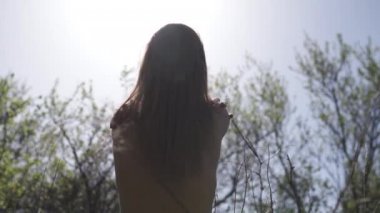 Genç ve mutlu çıplak gezgin, çıplaklar plajı olan, çıplaklığın ve kadınsılığın tadını çıkaran, ateşli, güzel vücuduyla yeni bir ülkeye geldi.