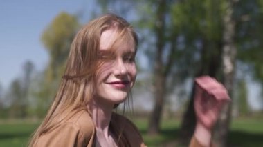 Yüz yakın - Genç mutlu gezgin yeni hedef ülkeye geldi - onu otobüs taksi bekliyor ve komik yüzler yapıyor - Hafif uzun saçlı beyaz beyaz bir kadın kadın Duyguları