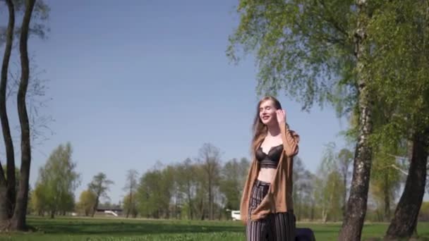 Jonge gelukkige reiziger aangekomen naar nieuwe bestemming land - Wandelen met haar bagage koffer - Emoties van een witte blanke vrouw met licht lang haar dragen beha en beige jas — Stockvideo