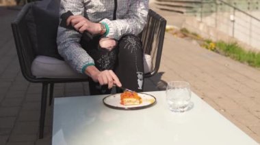 Mutlu gezgin bir restoranda tatlı kek tatlı yeme - Dalgalı kahverengi saçlı, bahar güneşli hafif ceket giyen beyaz beyaz kadın kadın