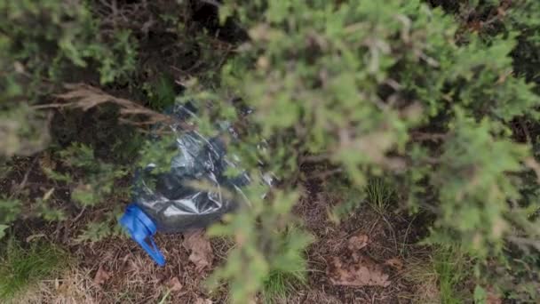 Garrafa de plástico grande azul que jaz no chão em árvore em uma floresta de parque - Lançada fora não reciclada - Lixo e poluição da cidade e da natureza - Lixo deteriorado — Vídeo de Stock