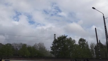 Düşük bulutlar ile rüzgarlı ve yağmurlu weaher sırasında Moody gökyüzü - Kasırga ve dolu yakında geliyor