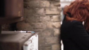 Şırınga ön planda - Uyuşturucu bağımlısı genç kızıl saçlı kadın hayatın anlamını düşünme - Depresyon ve anksiyete