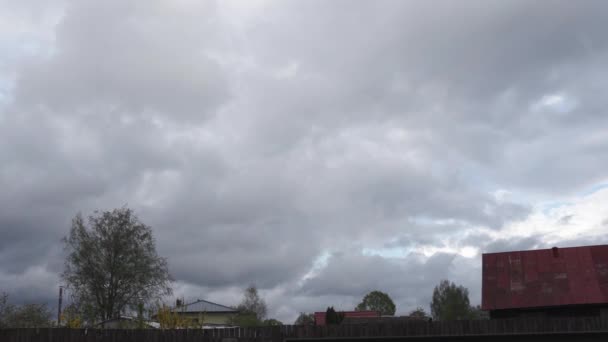 Cielo mohoso durante el viento y el tiempo lluvioso con nubes bajas - Huracán y granizo viene pronto — Vídeo de stock