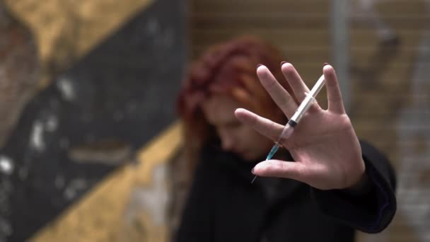 手里拿着注射器抗议 - 吸毒成瘾的年轻红发女人思考生命的意义 - 抑郁和焦虑 — 图库视频影像