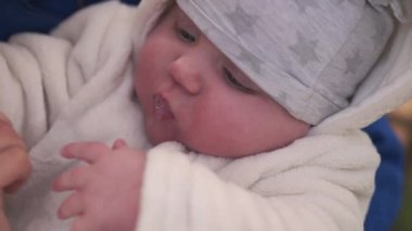 Küçük oğluyla vakit geçiren genç bir anne, beyaz bir çocuk, beyaz giyimli, kalbi mavi olan bir anne ve beyaz bir çocuk.