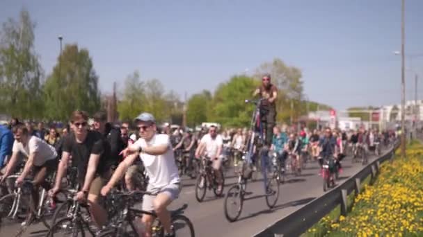 Ryga, Łotwa-1 maja 2019: ogromny wysoki rower-parada rowerowa na dzień pracy z rodzinami i przyjaciółmi na drogach publicznych z innych samochodów i ruchu — Wideo stockowe