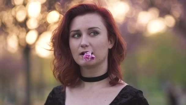 Retrato de la cara de cerca - Feliz joven bailarina de viaje disfrutando de tiempo libre en un parque de flores de cerezo sakura - Chica pelirroja blanca caucásica - Vestido negro gargantilla, vestido negro y golfos negros — Vídeos de Stock