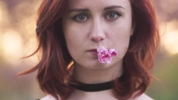 Retrato de rosto de perto - Jovem dançarina de viagens feliz desfrutando de tempo livre em um parque de flores de cerejeira sakura - menina ruiva branca caucasiana - Choque preto vestido, vestido preto e golfs pretos — Vídeo de Stock