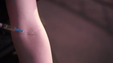 Siyah kazak, etek ve chocker giyen bir uyuşturucu bağımlılığı kızıl beyaz beyaz genç kadın elinde Damarlar şırınga yakın - Anksiyete, depresyon ve tehlike hissi