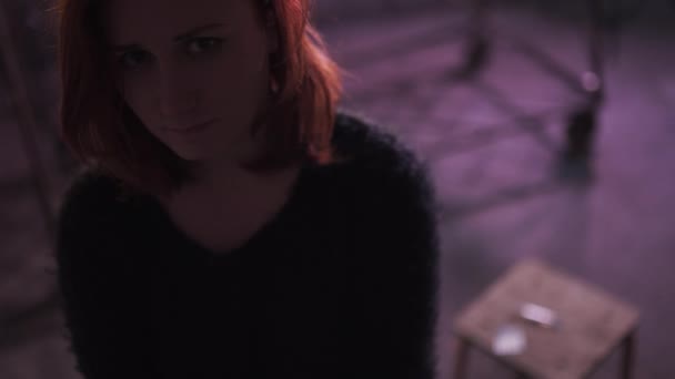 Face porträtt närbild av narkotikamissbruk Redhead kaukasiska vit ung kvinna klädd i svart tröja, kjol och chocker med spruta och piller i bakgrunden-ångest, depression och fara känsla — Stockvideo